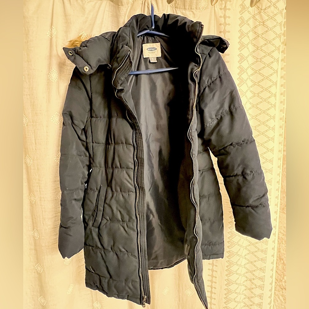Navy Blue Old Navy Puffer coat. Falls below hips, covers rear end